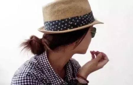 長(zhǎng)頭發(fā)戴帽子漂亮扎法 長(zhǎng)頭發(fā)戴帽子漂亮扎法