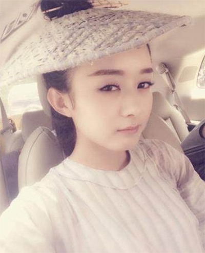 看看女星們花式戴草帽的帽子戲法！